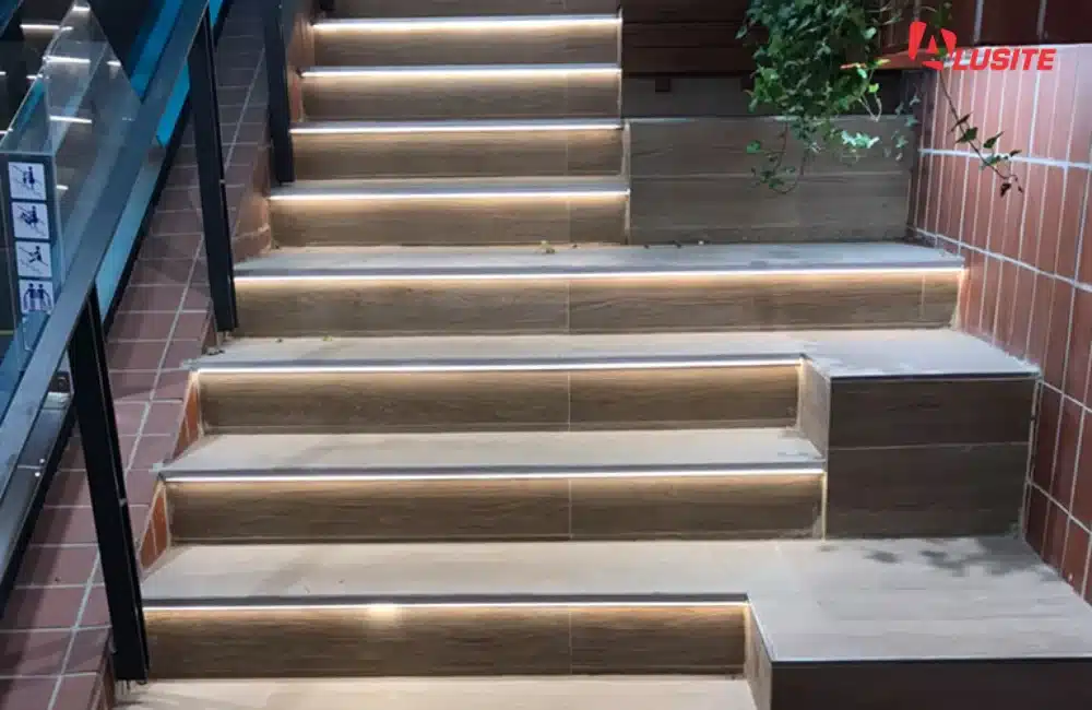 ไฟซ่อนบันไดด้วยจมูกบันได LED