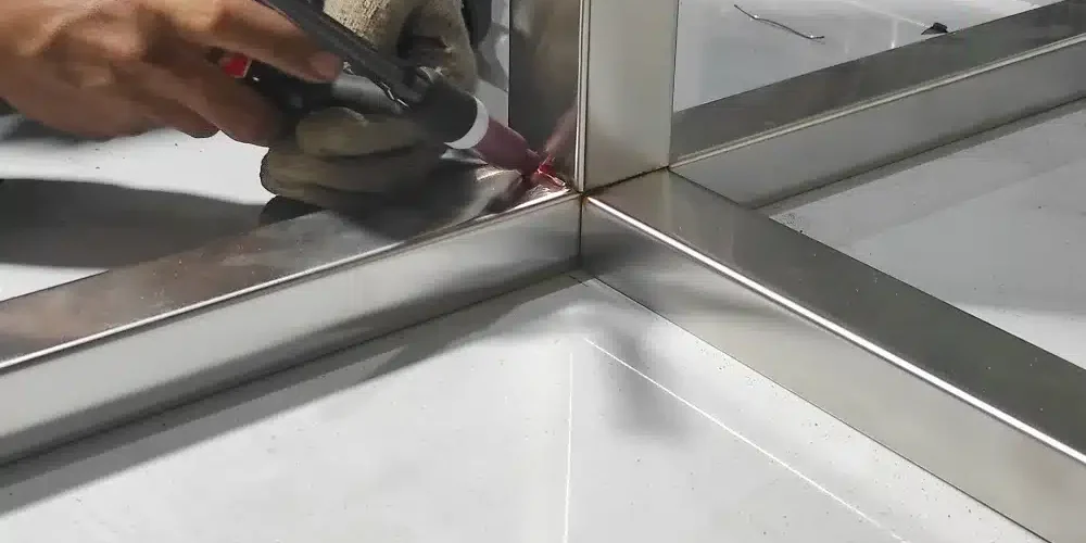 สแตนเลสผิวแฮร์ไลน์ vs สแตนเลสผิวเงา ต่างกันอย่างไร