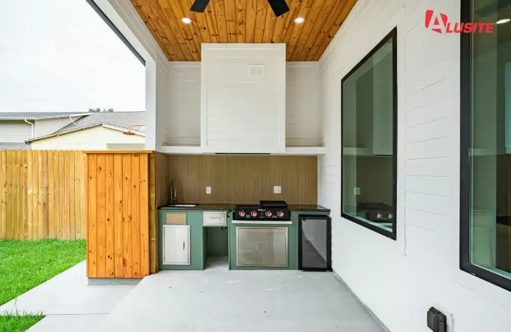 ผนังกระเบื้องลวดลายสวยงาม