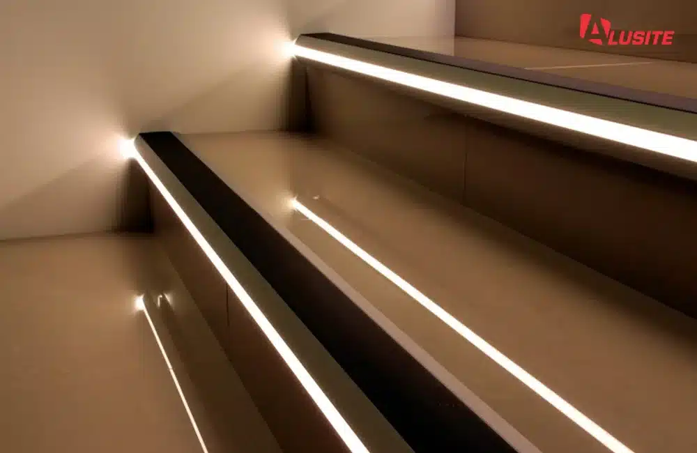 ไฟซ่อนบันไดด้วยจมูกบันได LED