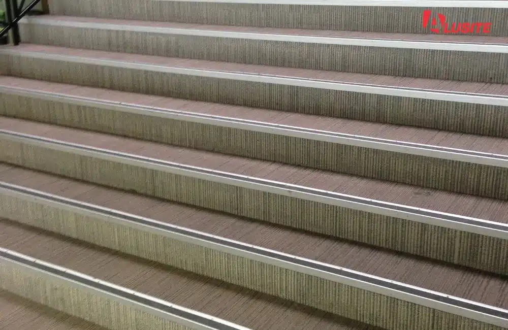 ผลงานการติดตั้งคิ้วจมูกบันไดกันลื่น 3