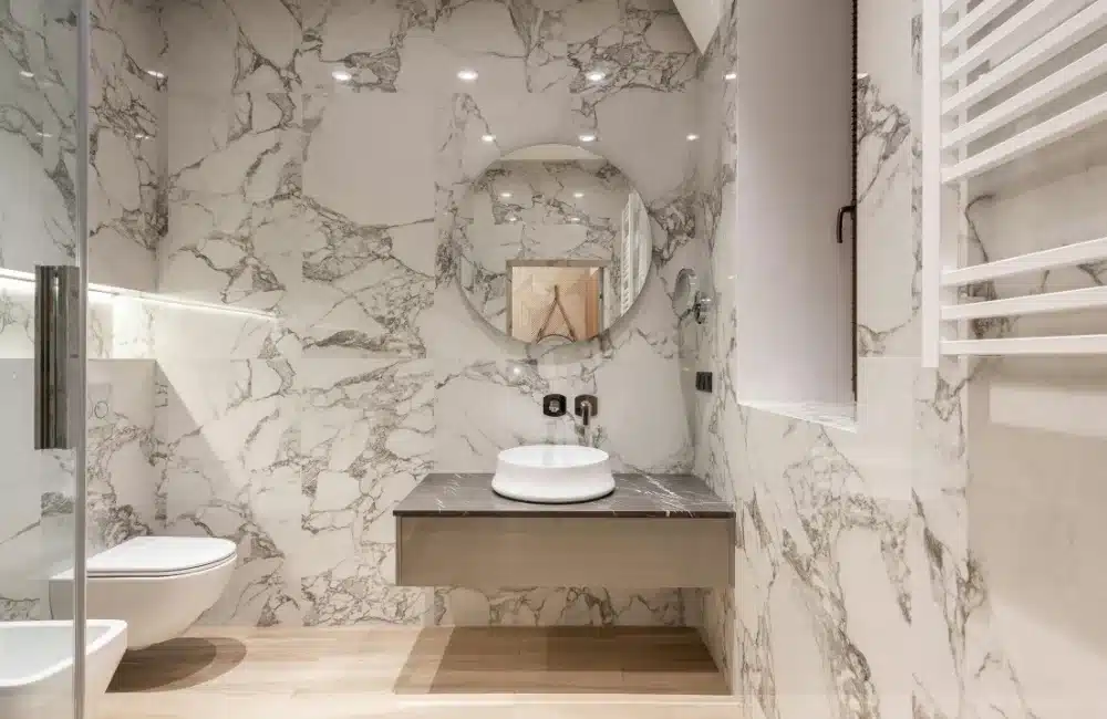 ห้องน้ำลายหินอ่อน หรูหราแบบเรียบง่าย