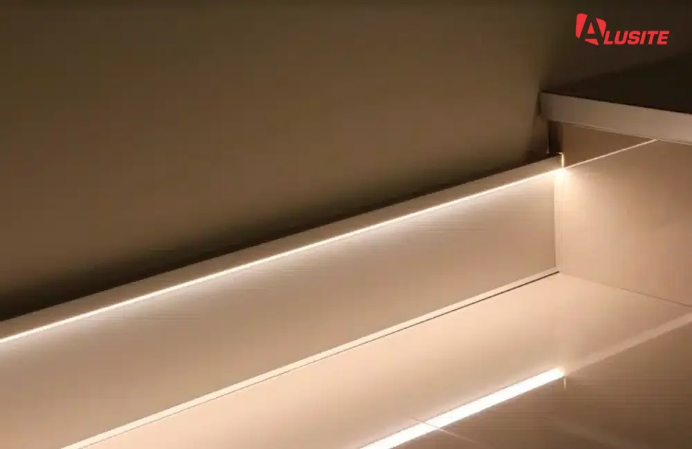 6. ติดตั้งบัวเชิงผนังขั้นบันไดที่มาพร้อมกับราง LED