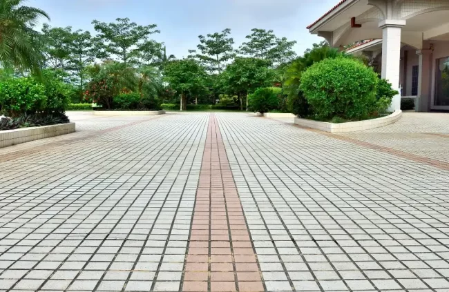 ปูกระเบื้องหน้าบ้านแบบไหนดี ให้สวยงามและน่าอยู่