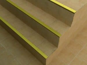 Aluminum stair nosing in Alusite