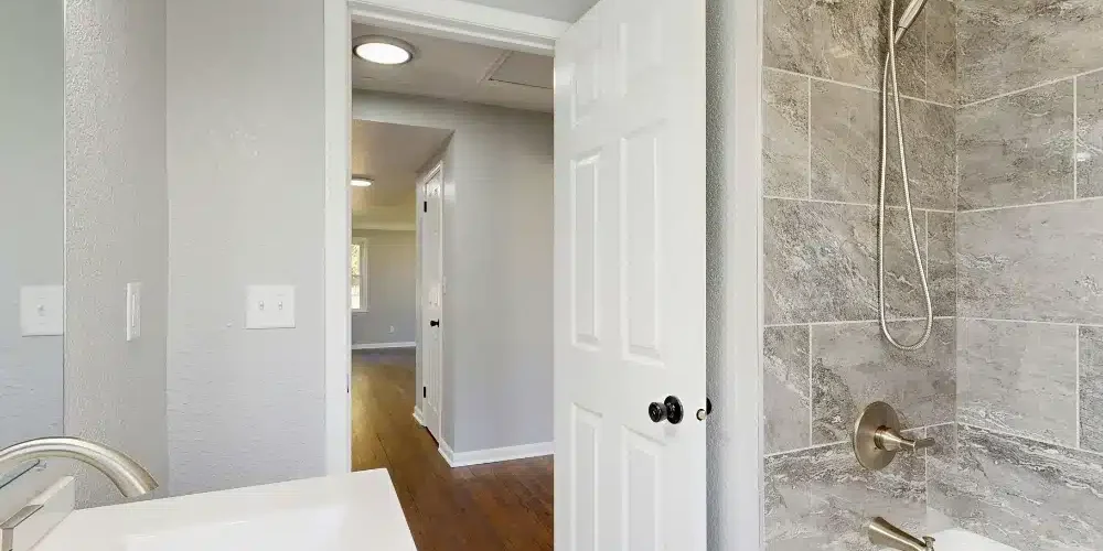 featured-bathroom-door-and-materials วิธีเลือกประตูห้องน้ำ